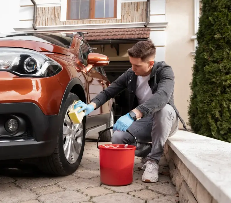 Lavage auto à domicile Juvigny : professionnel intervenant sur un véhicule